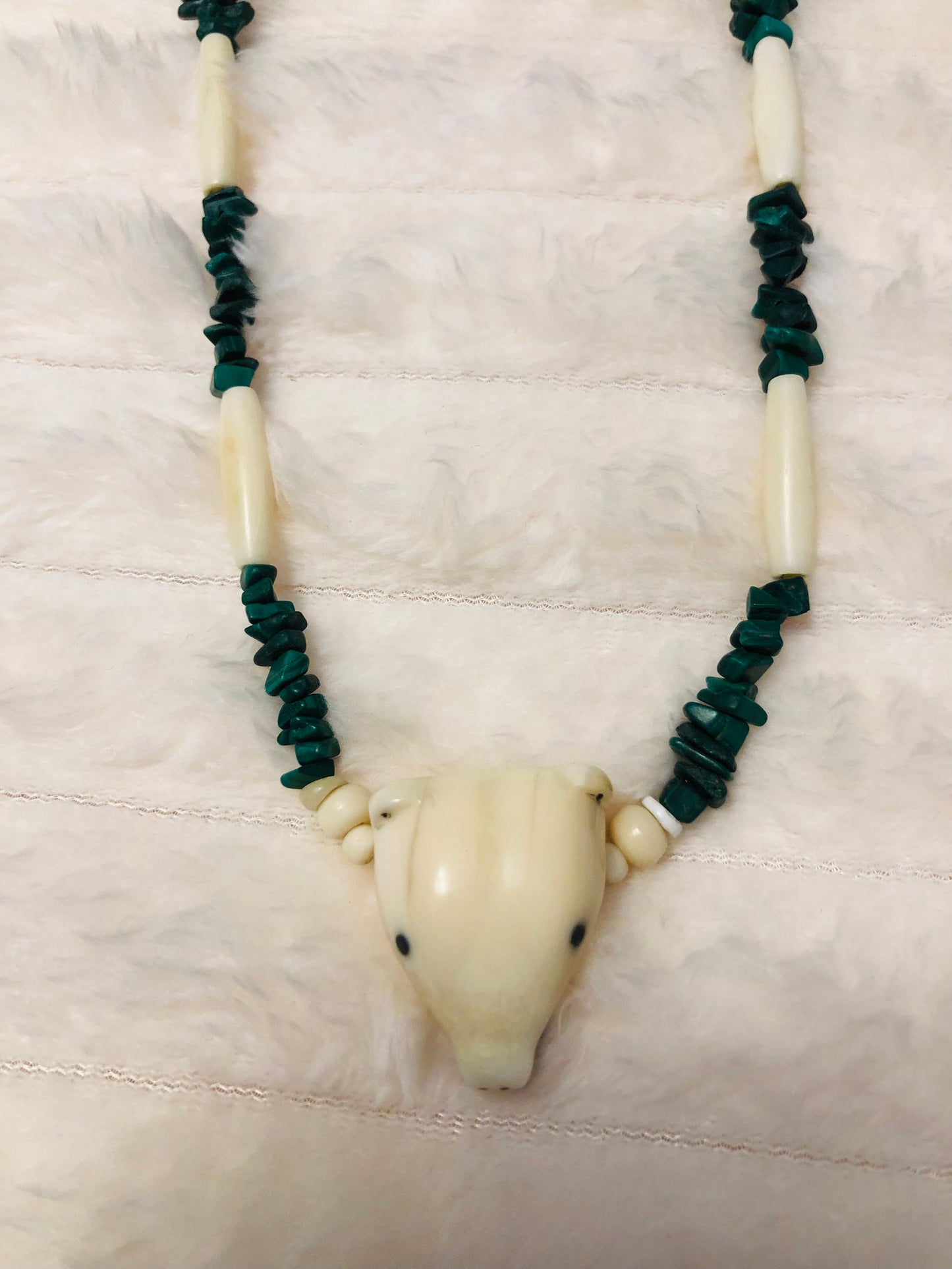 Collier artisanal tête d’ours sculptée et perles multicolores en pierre et os