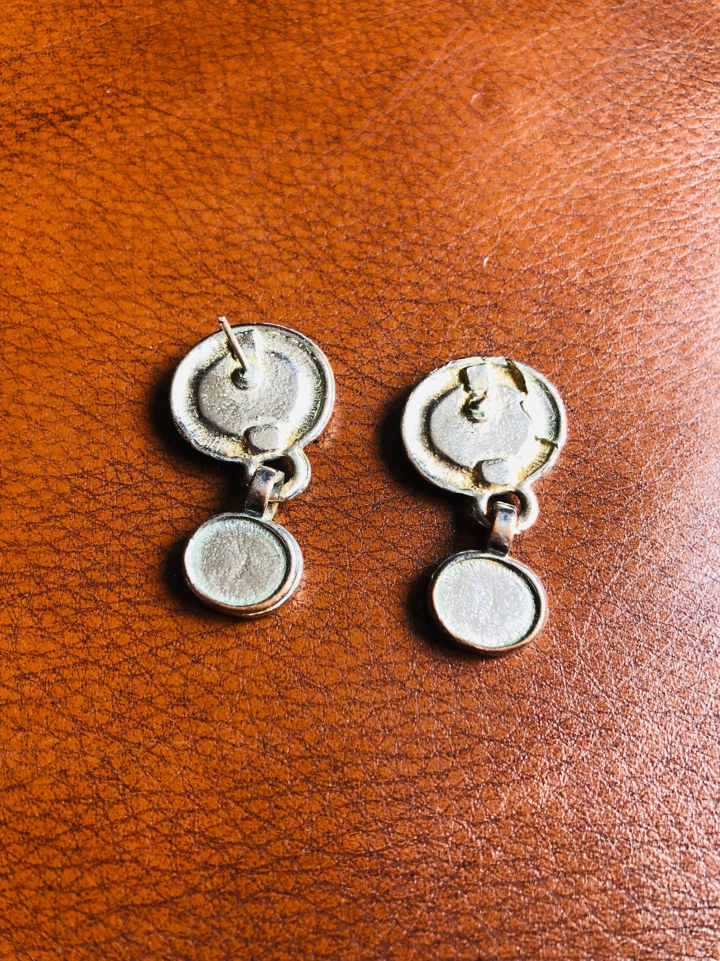 Boucles d’oreilles vintage pendantes bleu marine et doré style minimaliste