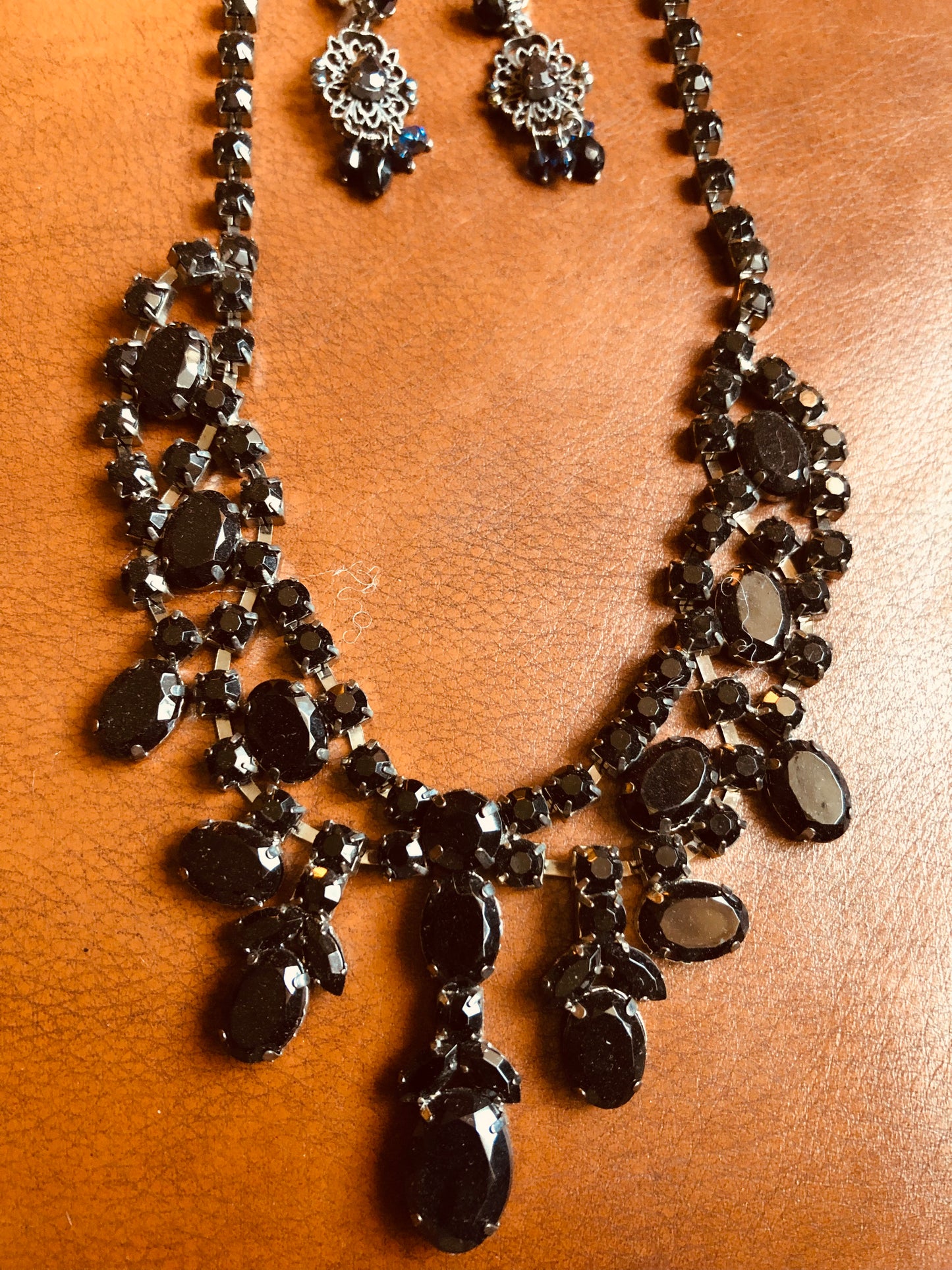 Ensemble noir cristaux – collier statement et boucles pendantes