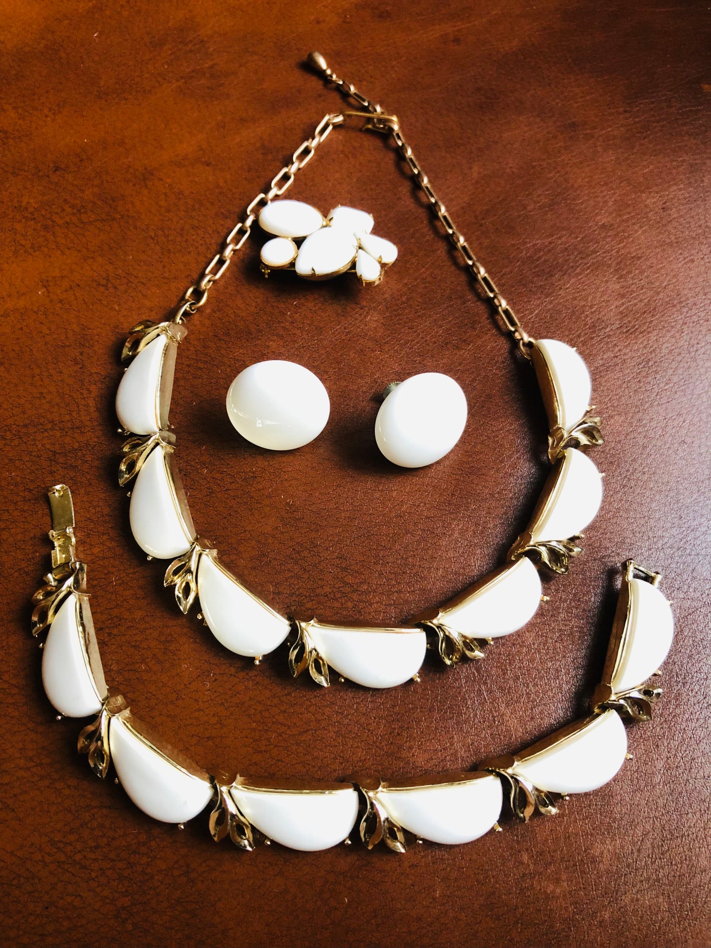 Parure vintage blanche et dorée – collier, bracelet, boucles d’oreilles et broche