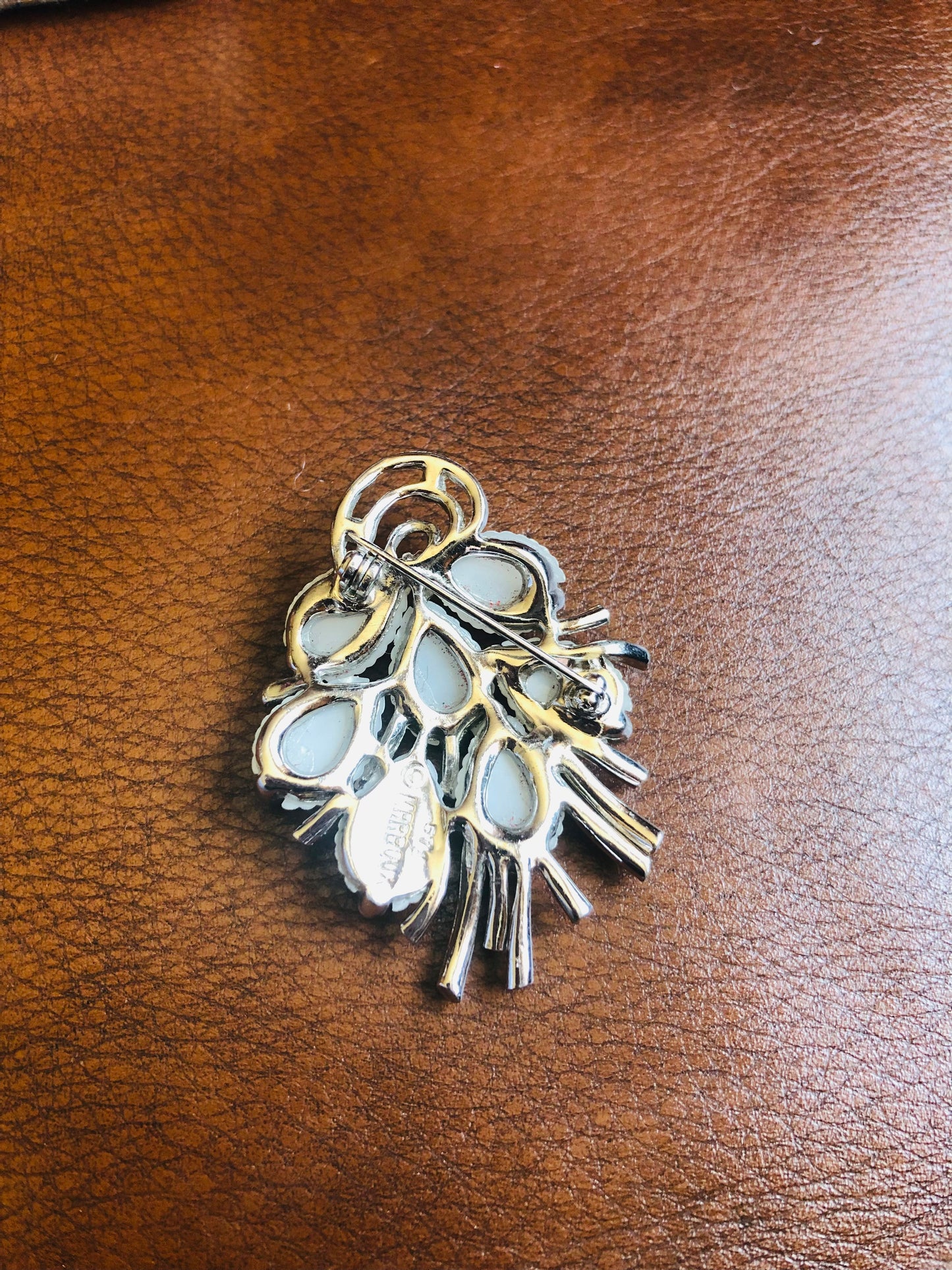 Broche vintage Marboux – Feuilles blanches sculptées et strass