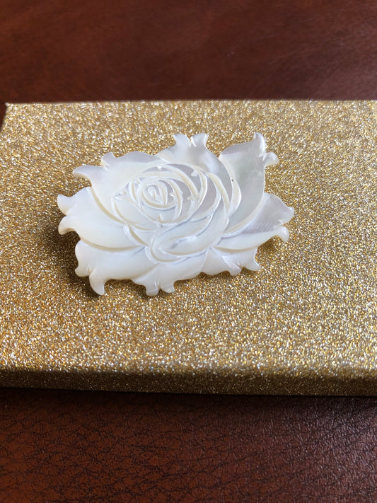 # 78 Broche vintage sculptée – rose blanche en nacre