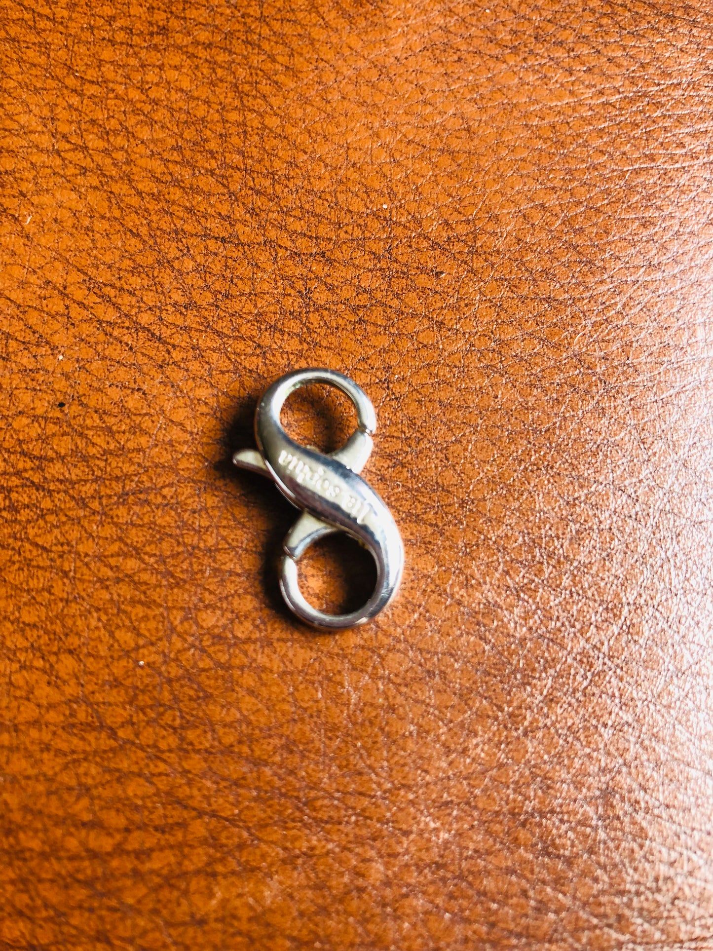 Fermoir pendentif en métal argenté signé lia sophia – style infini