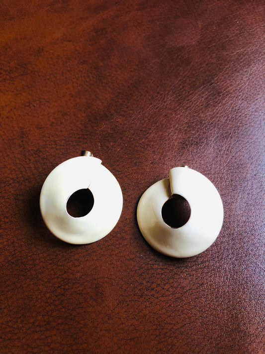 Boucles d’oreilles rondes crème effet nacre – vintage minimaliste