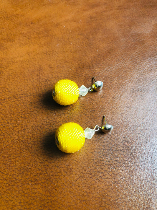 Boucles d’oreilles pendantes boules en fil tissé jaune et perle cristal