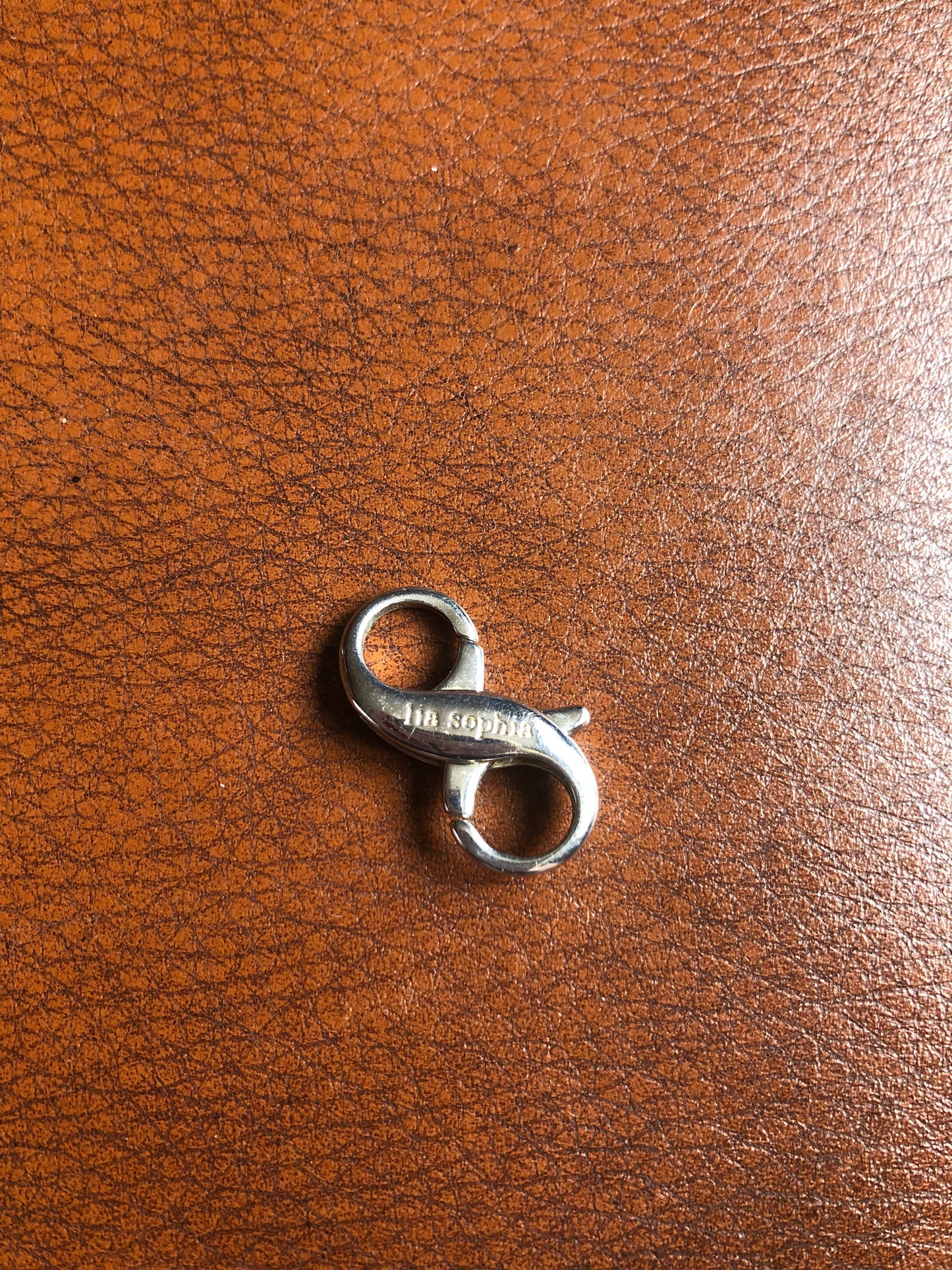 Fermoir pendentif en métal argenté signé lia sophia – style infini