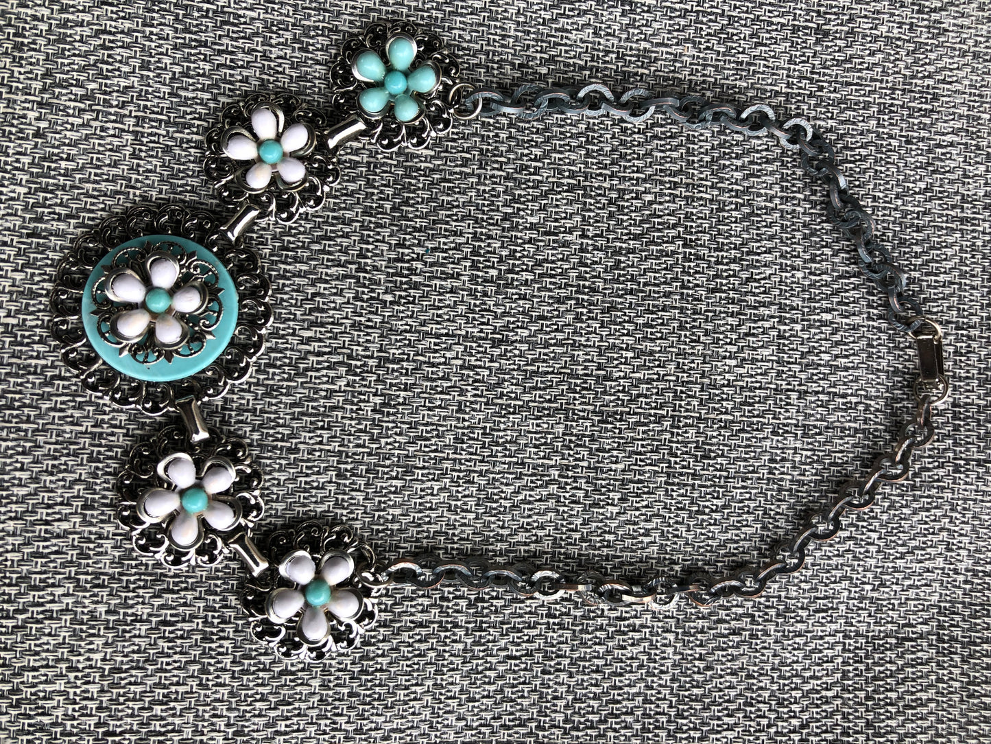 Collier vintage floral noir et turquoise – émail et maillons anciens