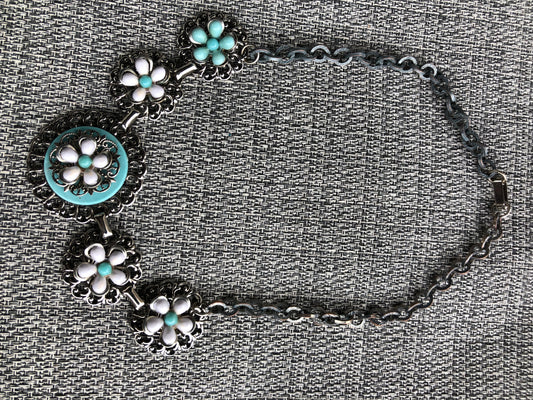 Collier vintage floral noir et turquoise – émail et maillons anciens