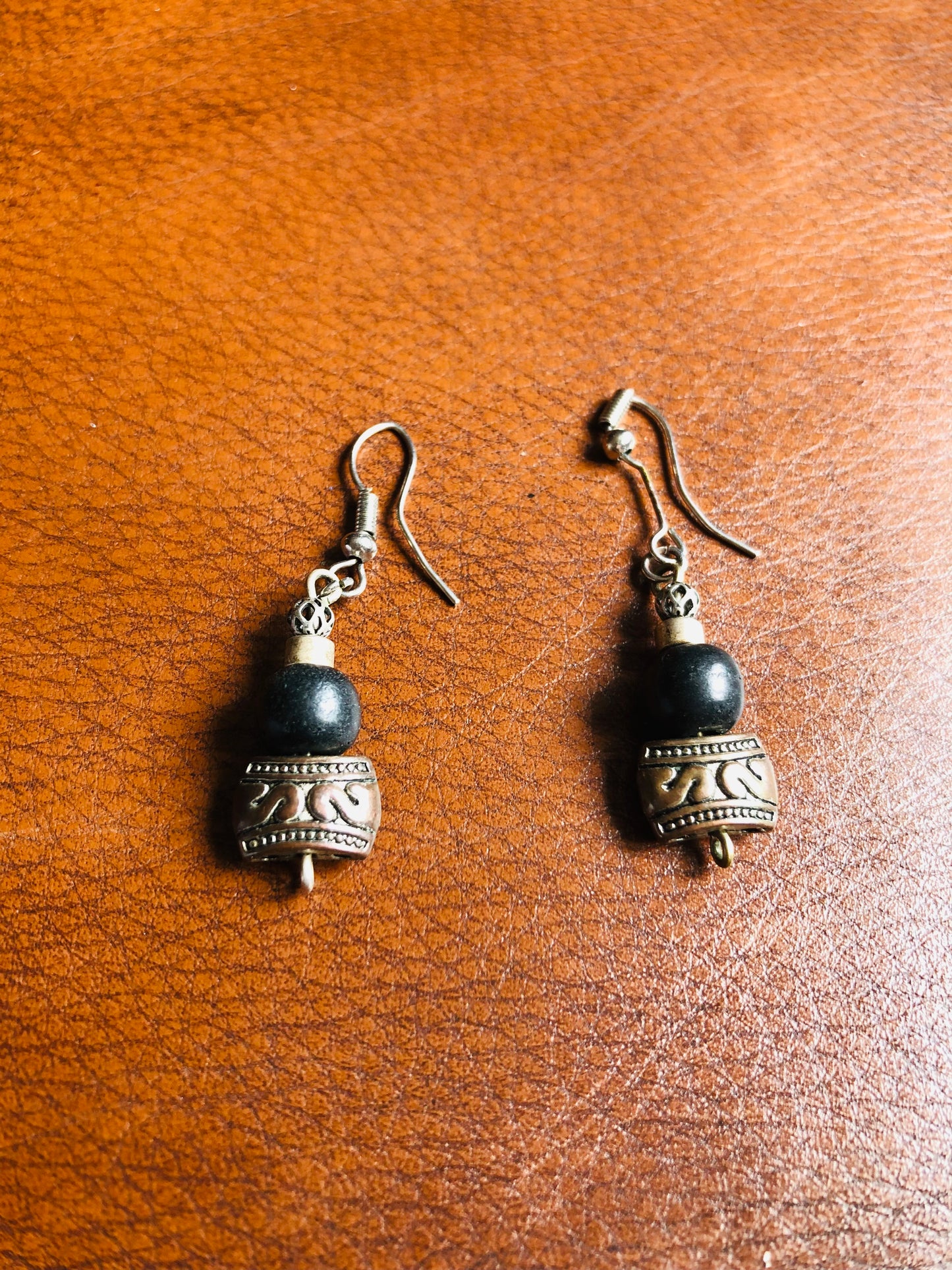 Boucles d’oreilles artisanales vintage perles noires et métal gravé style tribal