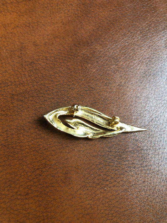 # 31 Broche vintage dorée – motif feuille stylisée avec strass