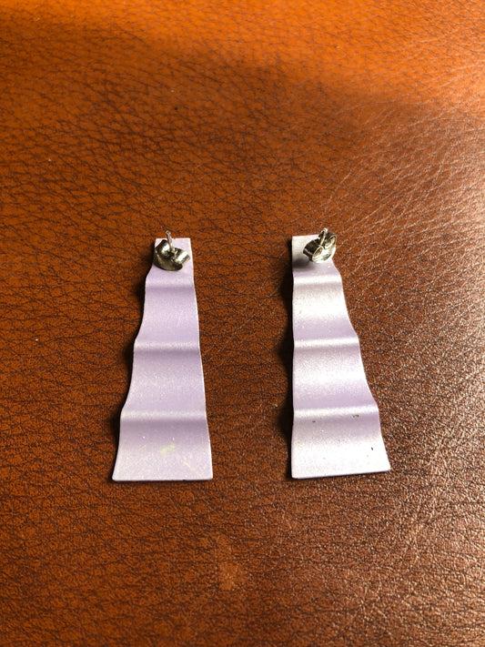 Boucles d’oreilles vintage ondulées métalliques violet perlé