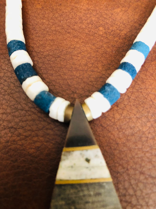 # 60Collier ethnique perlé bleu et ivoire avec pendentif triangulaire