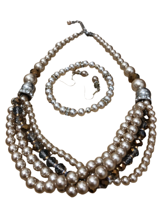 # 21 Ensemble vintage perles champagne – collier, bracelet et boucles