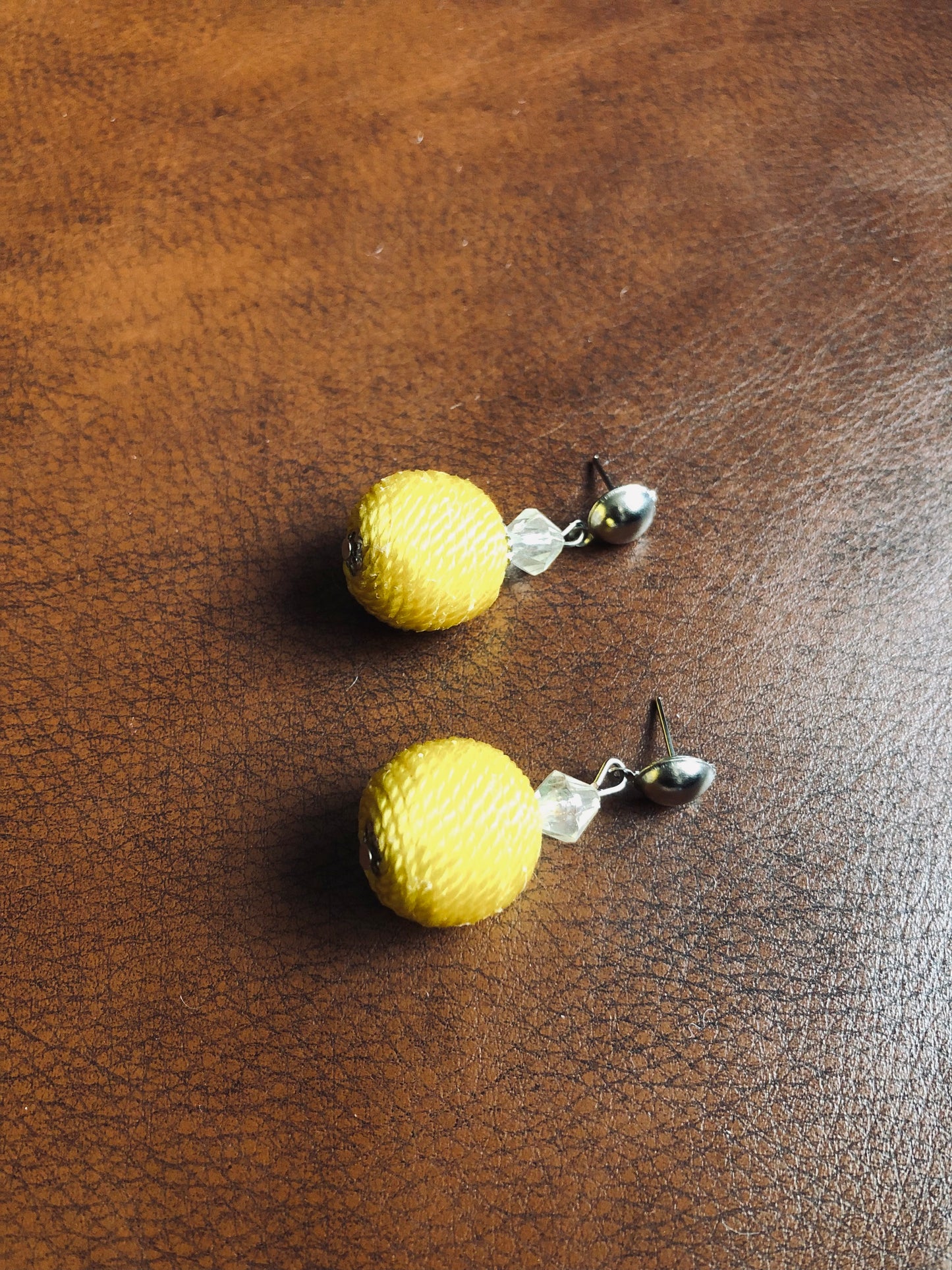 Boucles d’oreilles pendantes boules en fil tissé jaune et perle cristal