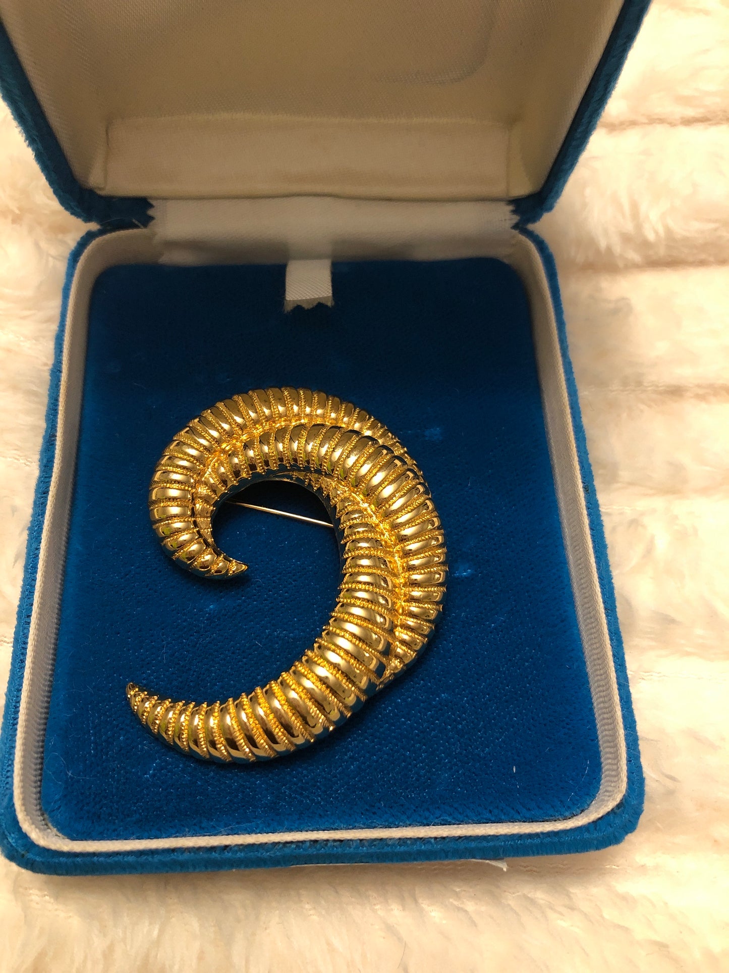 # 45 Broche vintage dorée en spirale – style sculptural années 80