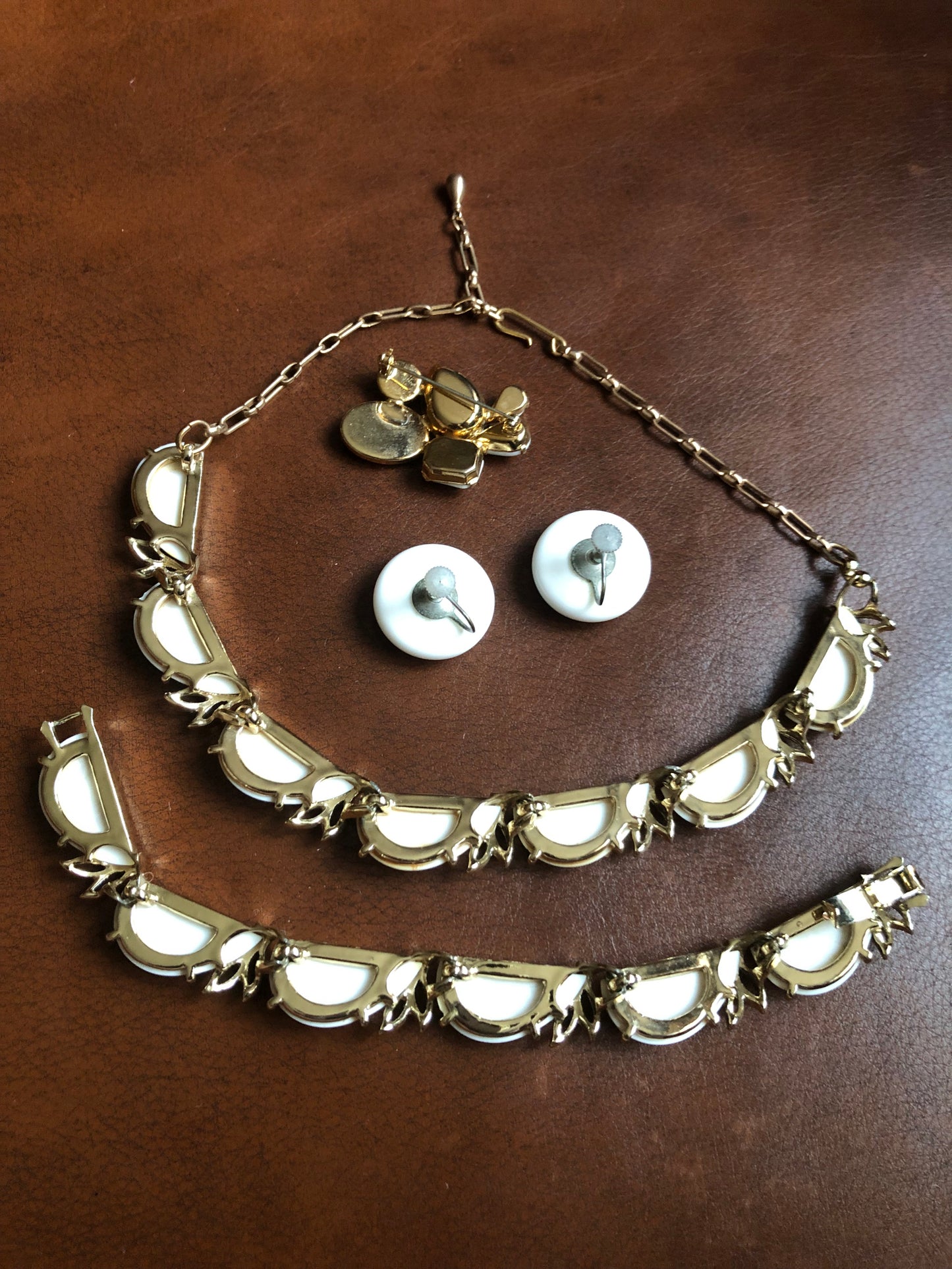 Parure vintage blanche et dorée – collier, bracelet, boucles d’oreilles et broche