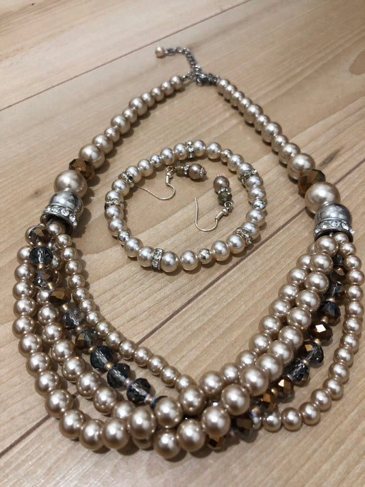 # 21 Ensemble vintage perles champagne – collier, bracelet et boucles