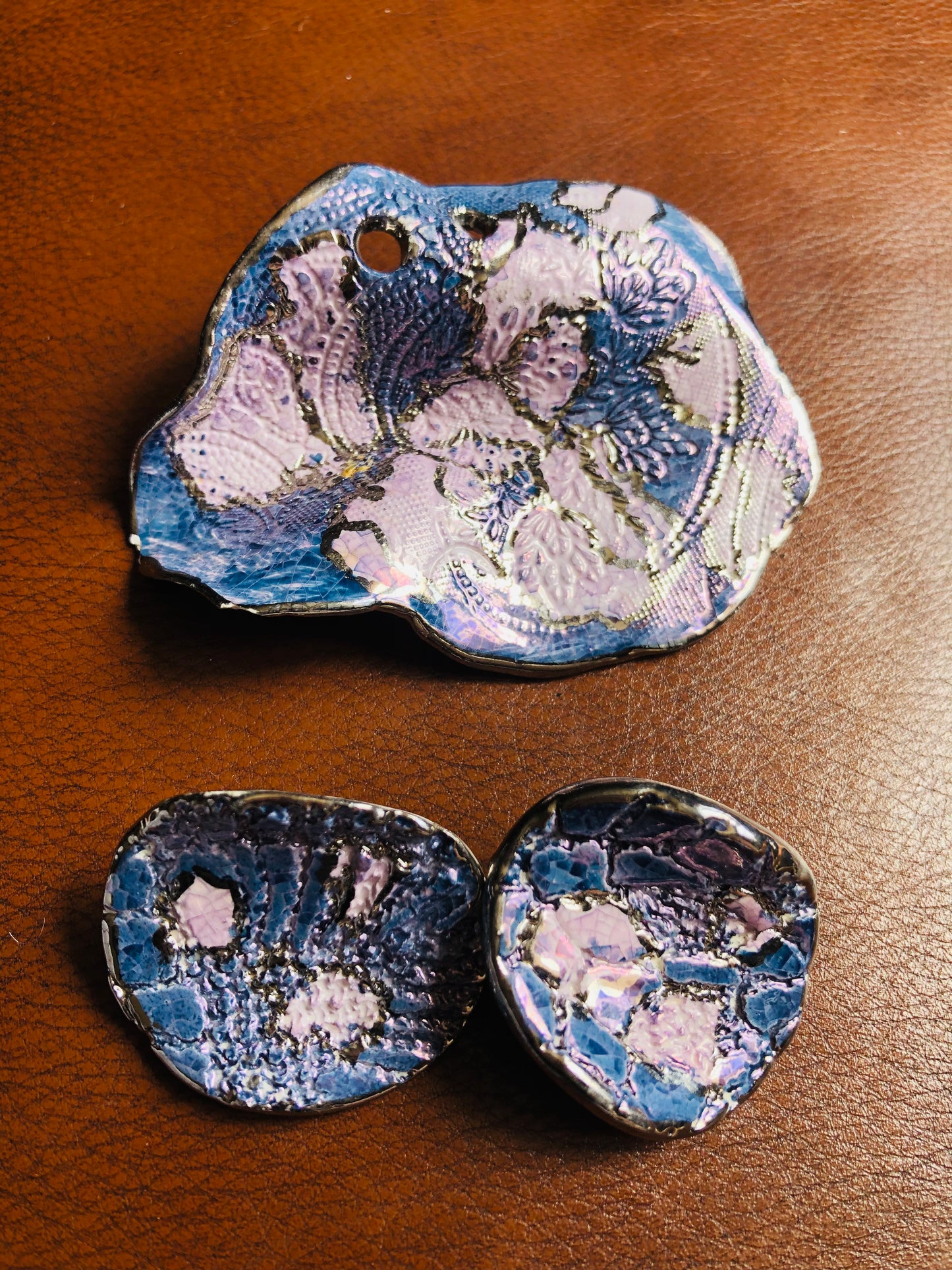 Ensemble Vintage Signé Flora – Broche et Boucles Bleu Nuit & Lilas