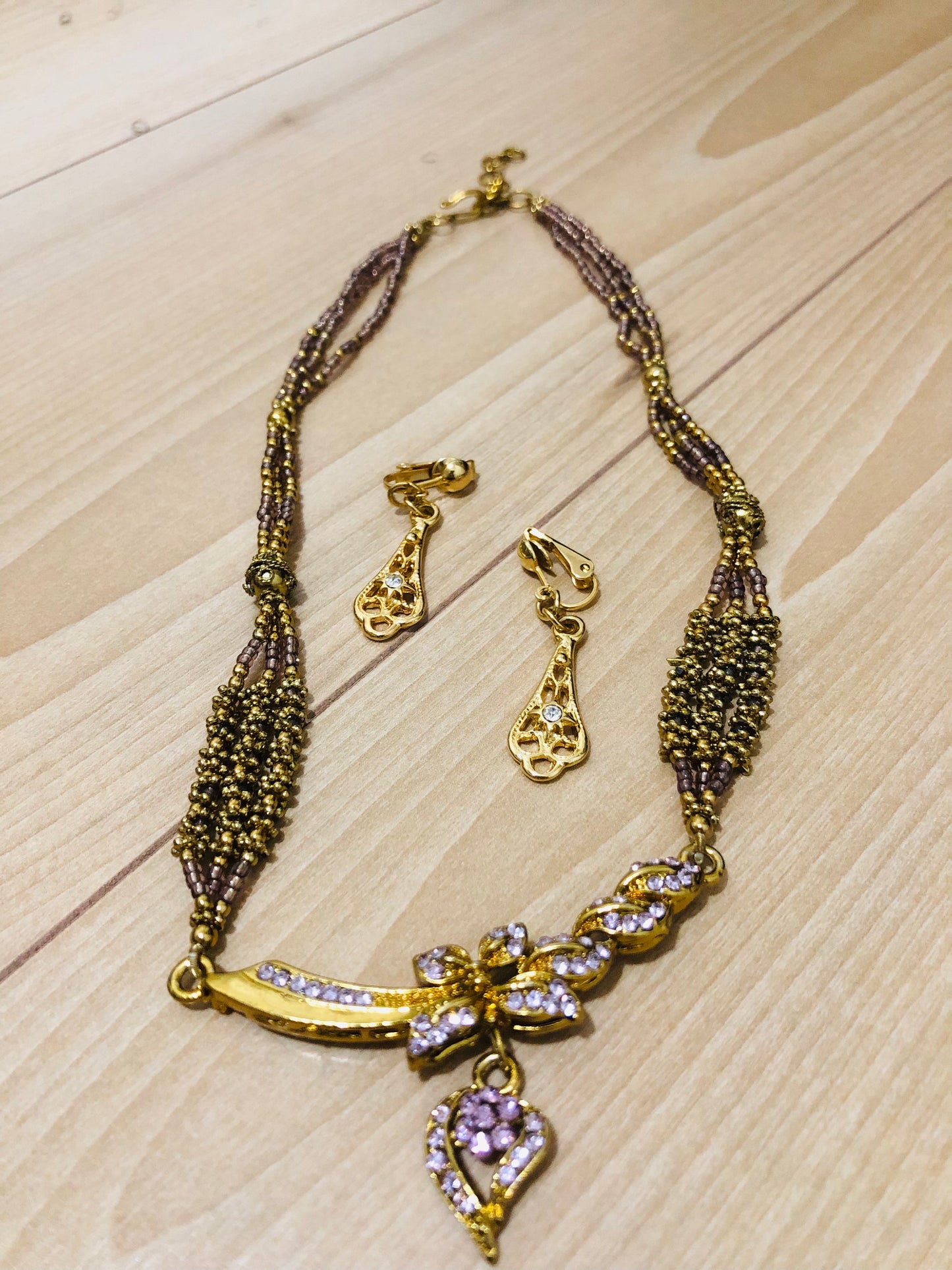 Set vintage collier et boucles d’oreilles dorés avec strass violets et perles fines