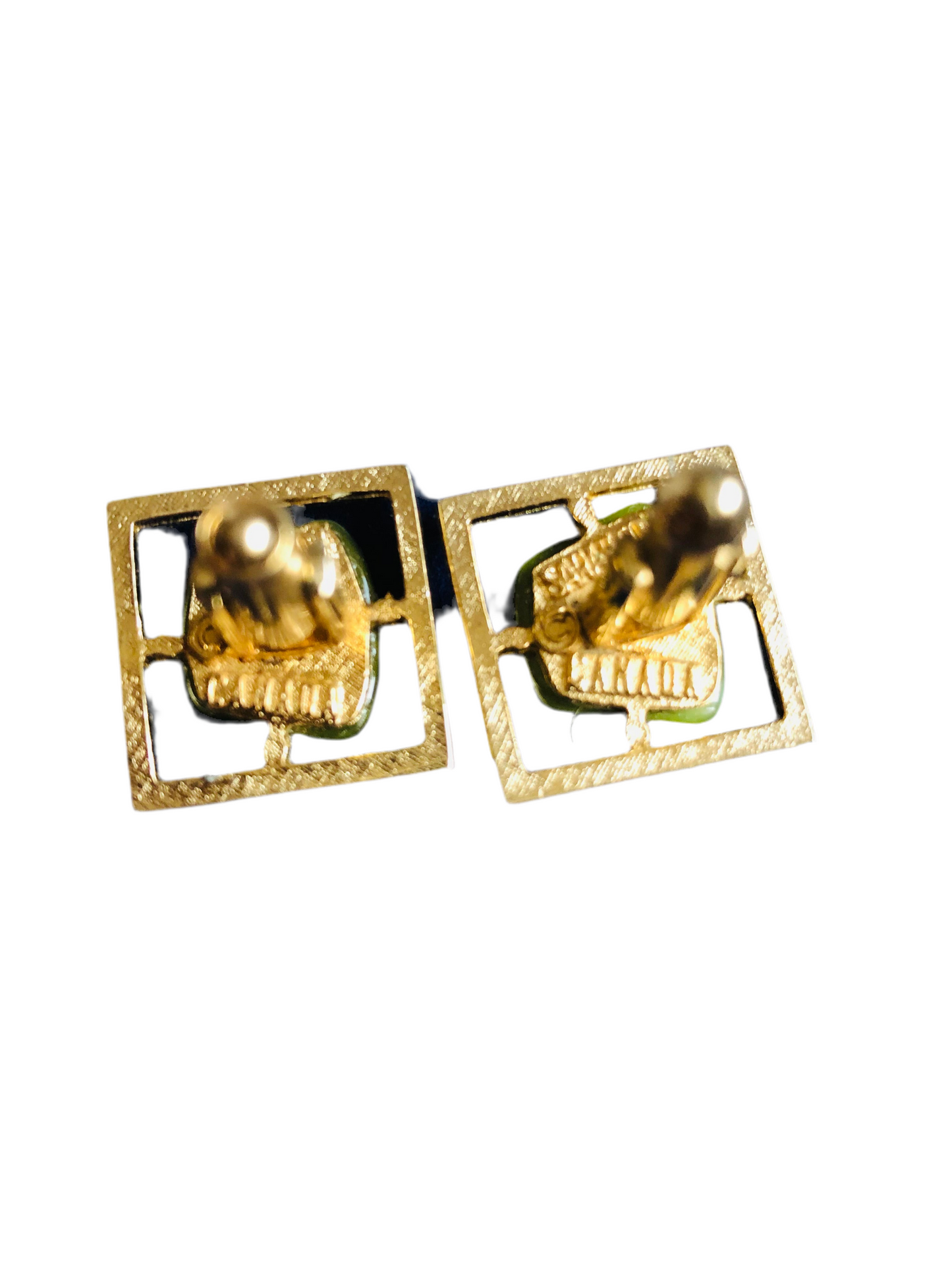Boutons de manchette vintage en jade vert et métal doré – motif sculpté