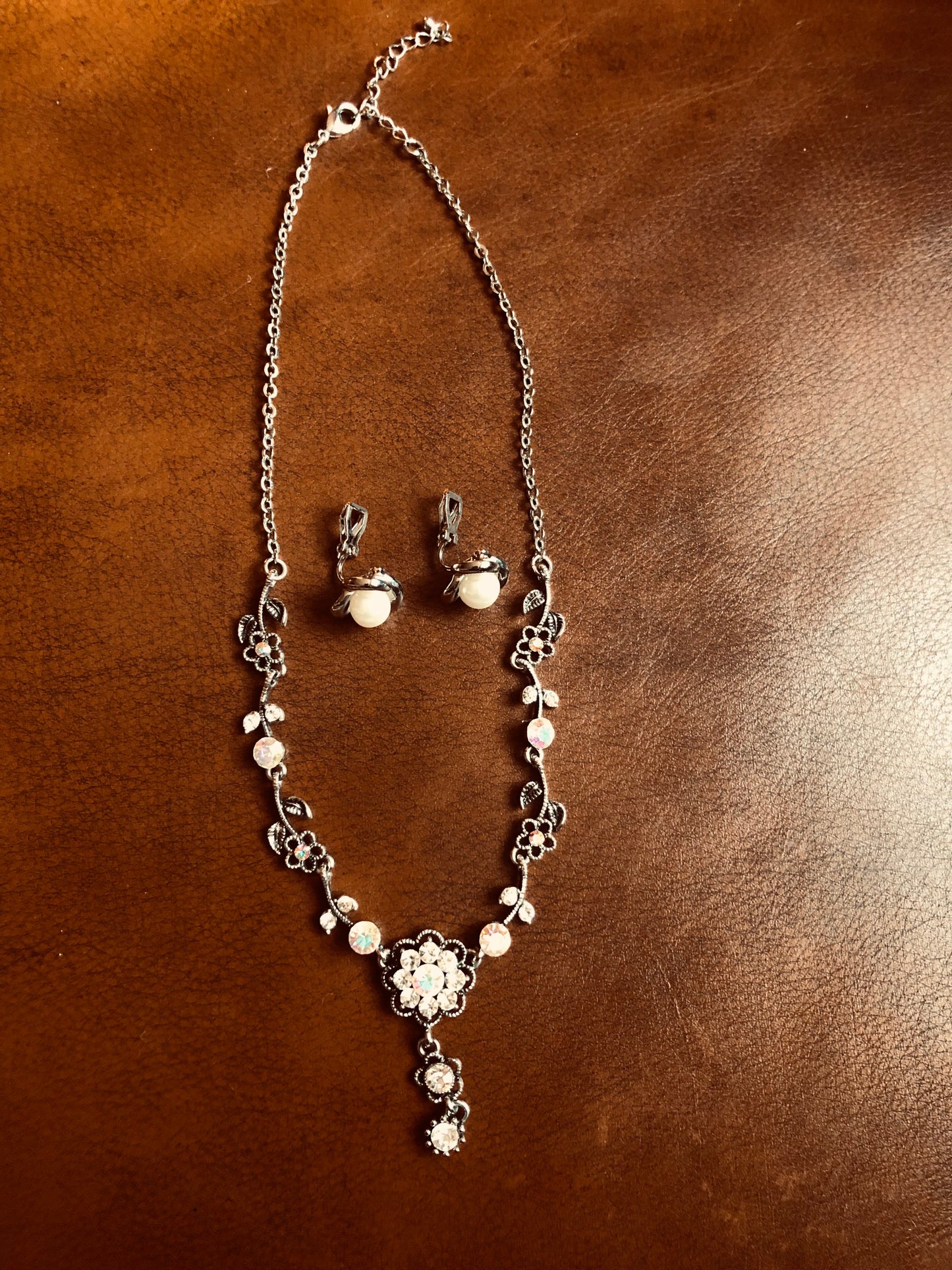 Parure collier et boucles d’oreilles argentées à motif floral et perles nacrées
