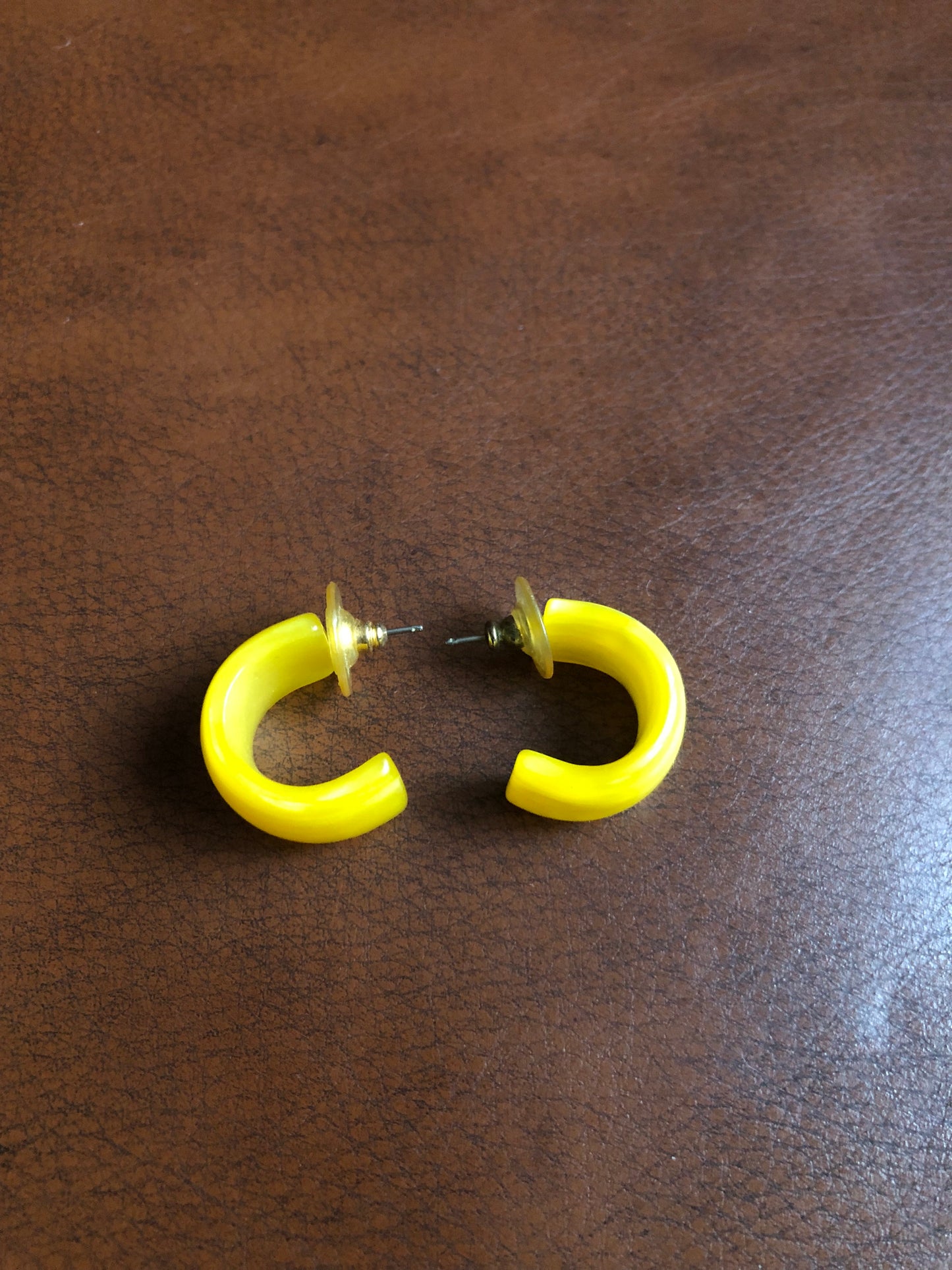 Boucles d’oreilles jaunes vintage en résine – mini créoles acidulées