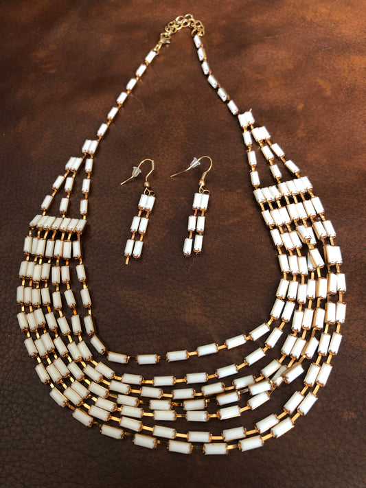 # 59 Ensemble plastron blanc doré – collier multi-rangs + boucles pendantes