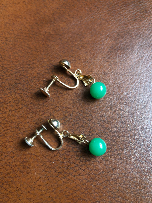 # 28 Boucles d’oreilles vintage à vis – perles vert émeraude suspendues