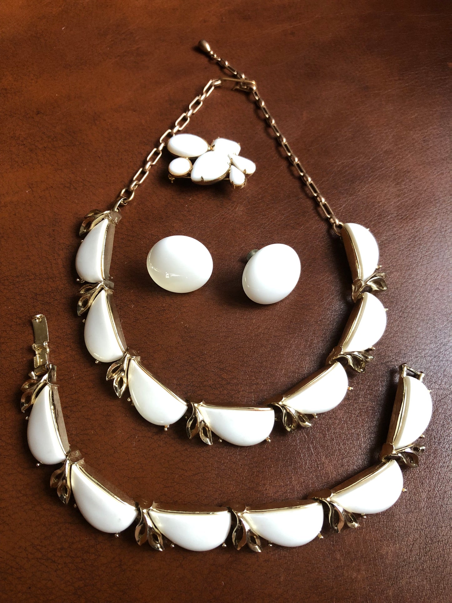 Parure vintage blanche et dorée – collier, bracelet, boucles d’oreilles et broche