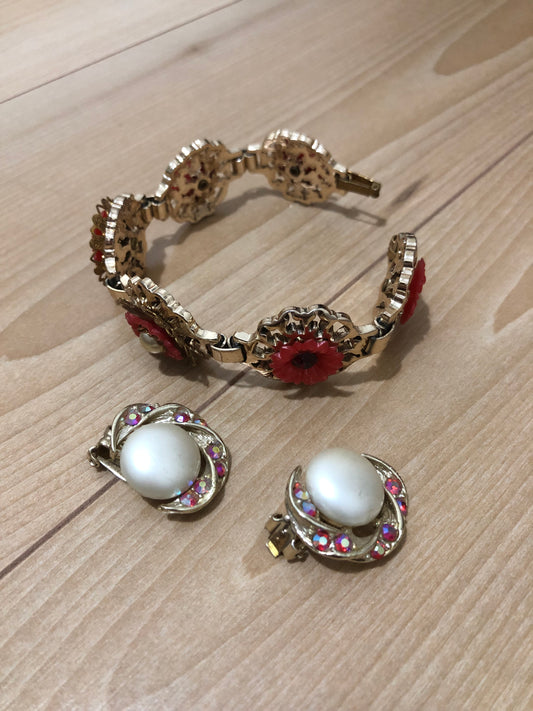 # 13 Ensemble vintage rouge floral – bracelet, broche et boucle d’oreilles