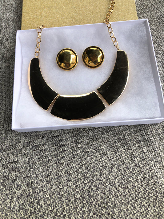 # 8 Ensemble vintage noir et or – collier et boucles d’oreilles