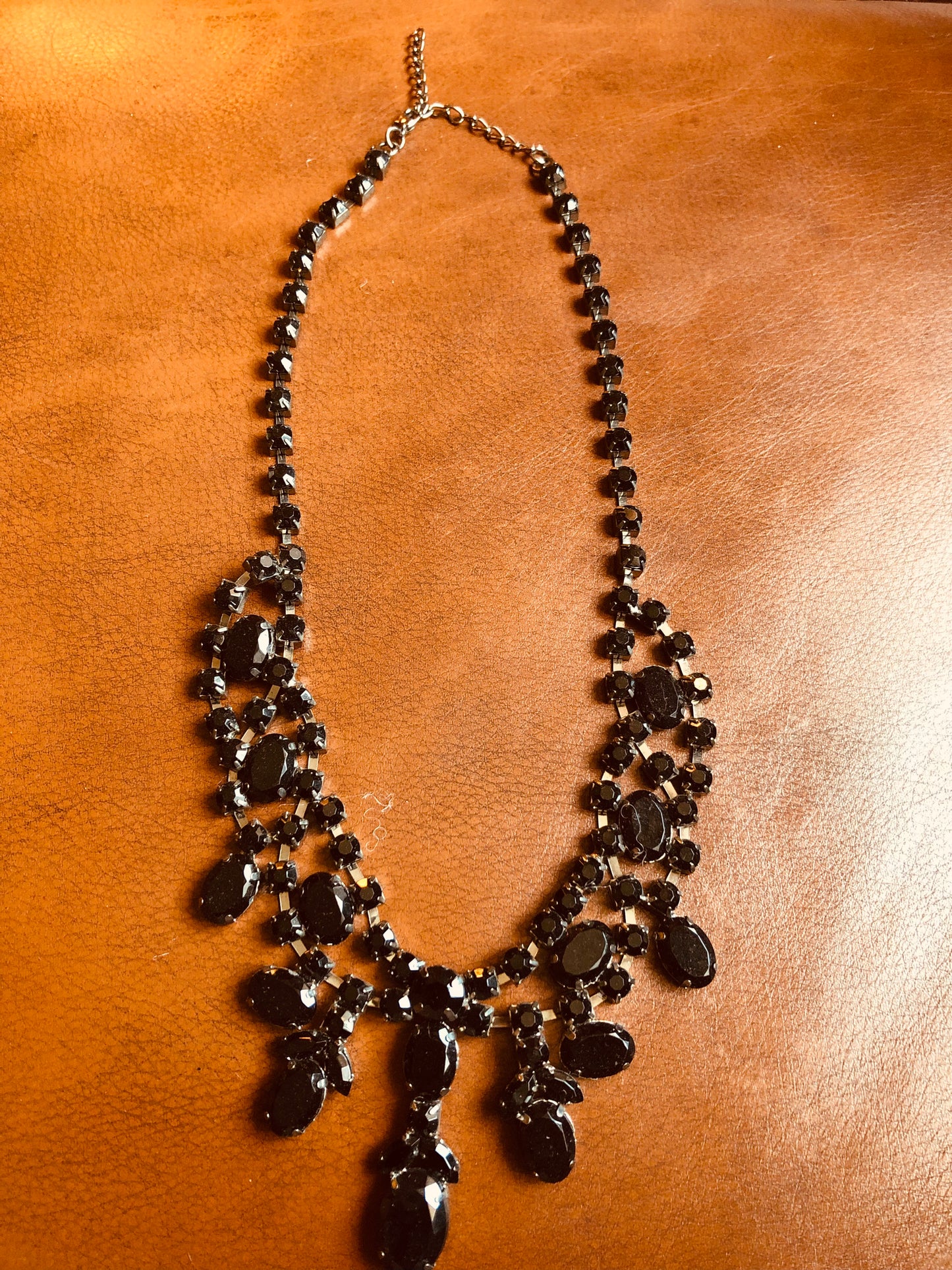 Ensemble noir cristaux – collier statement et boucles pendantes