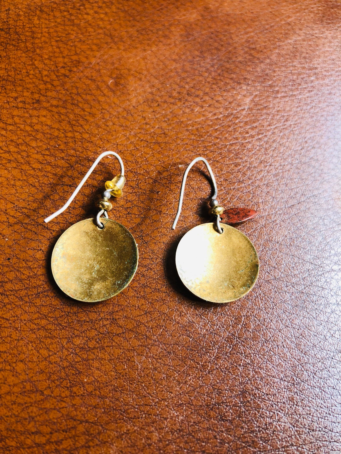 Boucles d’oreilles vintage feuilles bronze et médaillons gravés orange cuivre
