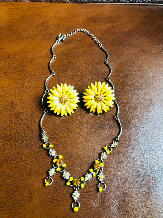 # 92 Ensemble vintage marguerites jaunes – collier et boucles d’oreilles