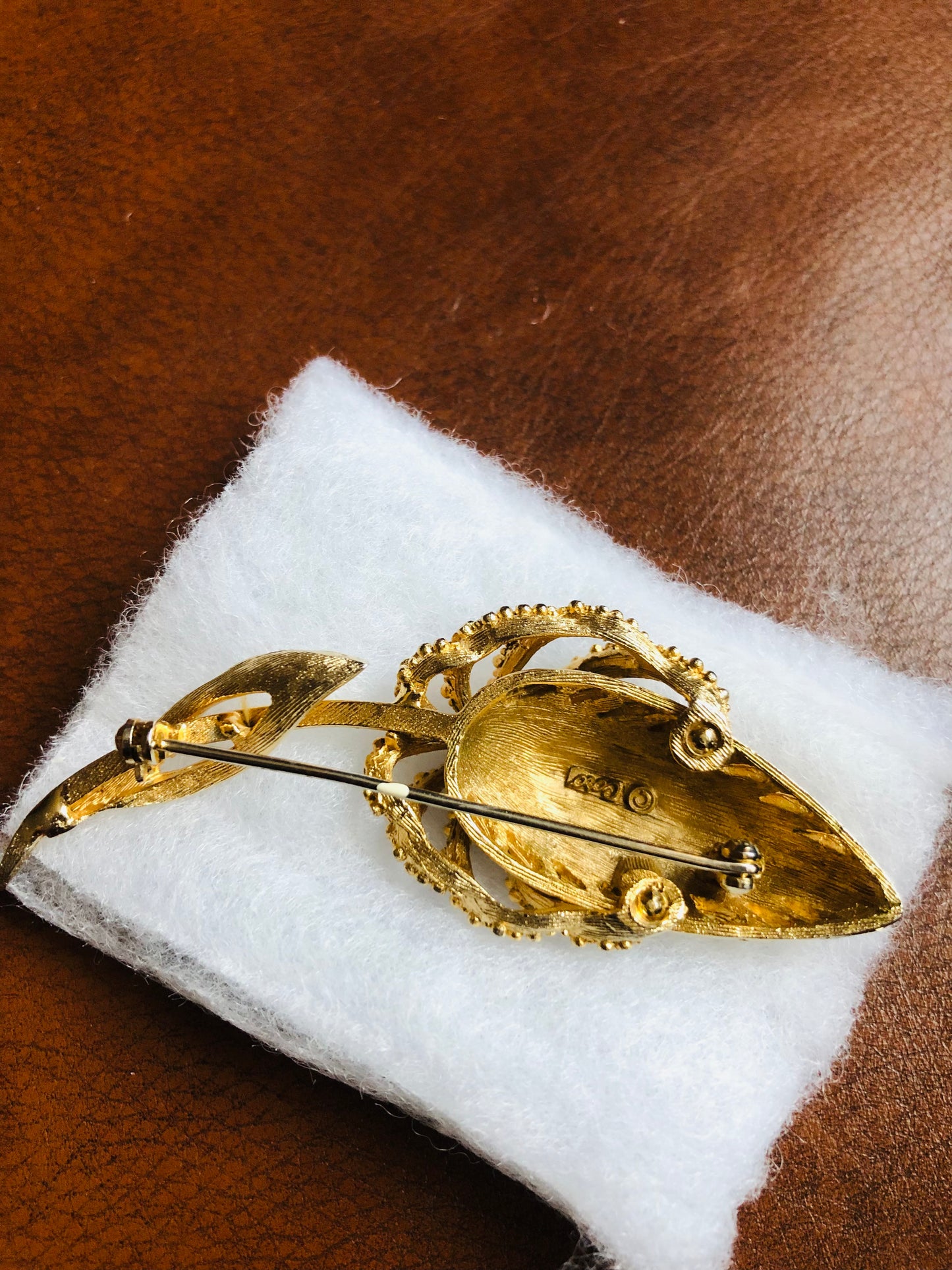 Broche vintage en forme de feuille dorée signée Coro