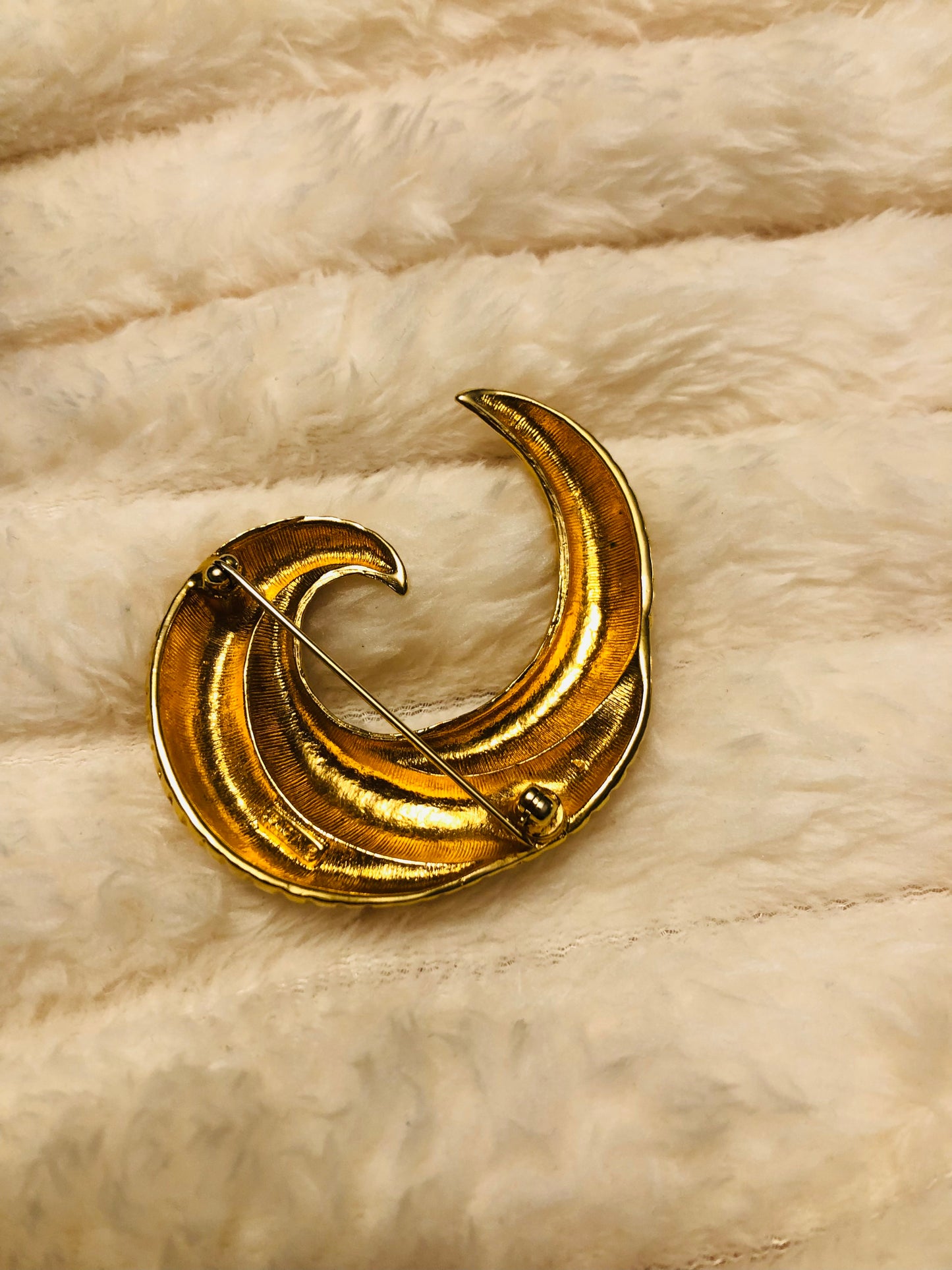 # 45 Broche vintage dorée en spirale – style sculptural années 80