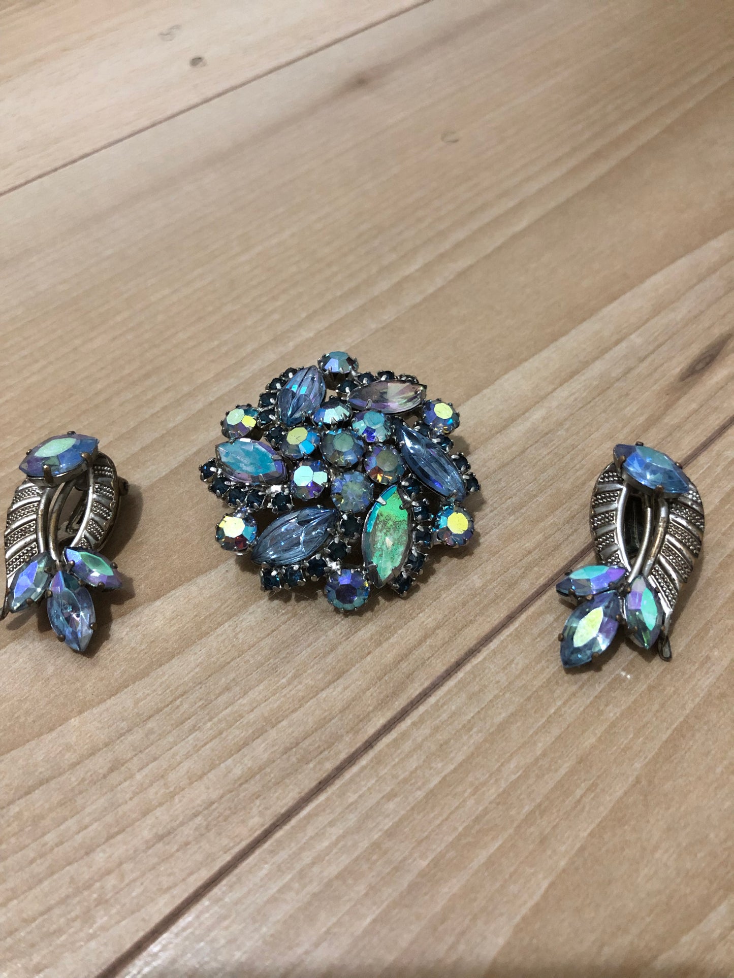 #16 Vintage Aurora Borealis Rhinestone Set – Brooch & Clip-On Earrings (1950s)