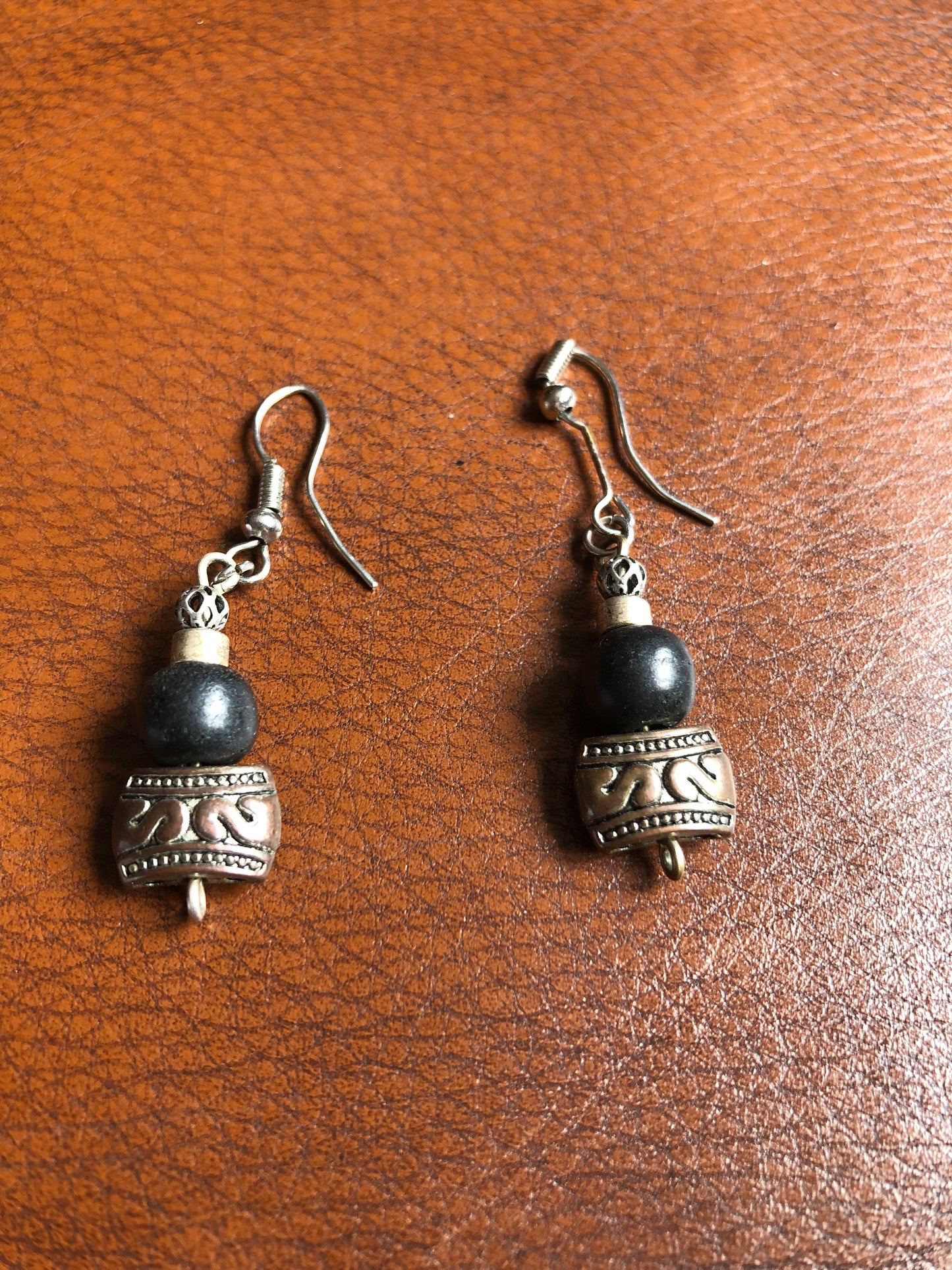 Boucles d’oreilles artisanales vintage perles noires et métal gravé style tribal