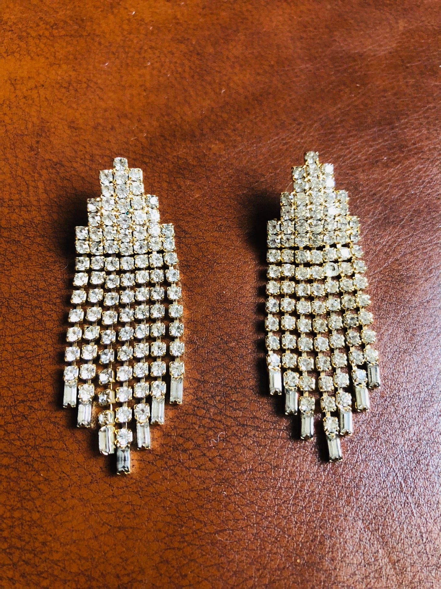Boucles d’oreilles pendantes dorées à strass – style cascade glamour