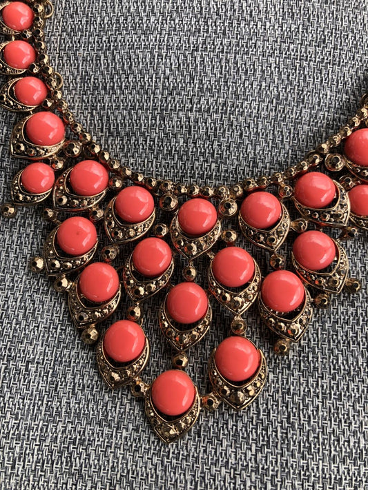 # 2 Collier vintage ALDO doré et corail + boucles d’oreilles clips assorties