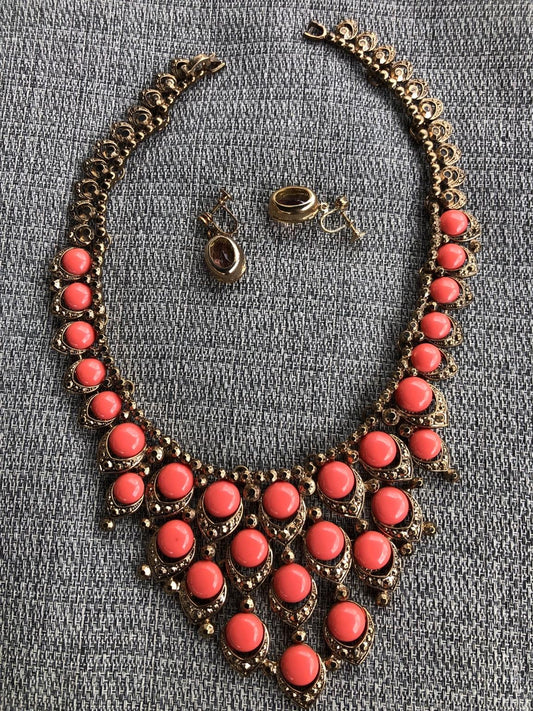 # 2 Collier vintage ALDO doré et corail + boucles d’oreilles clips assorties