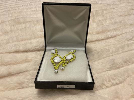 # 41 Boucles d’oreilles pendantes vintage – blanc laiteux et jaune citron