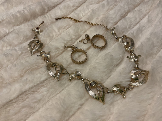 # 40 Parure vintage dorée – collier feuillage et boucles d’oreilles à vis