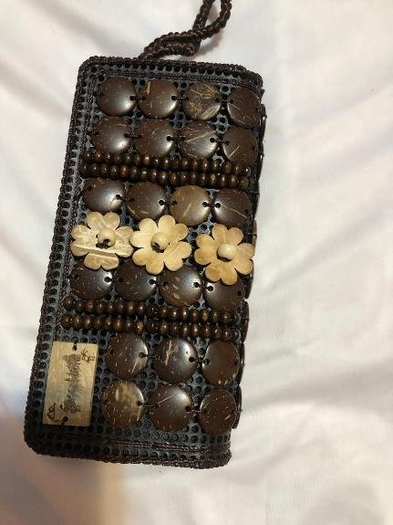 Pochette « Écorce de coco » — disques de noix de coco, perles de bois et fleurs sculptées