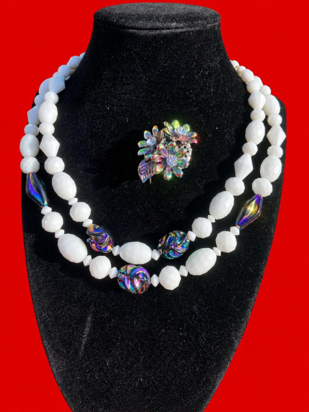 Parure « Opaline » — deux rangs de verre laiteux et perles irisées, boucles assorties